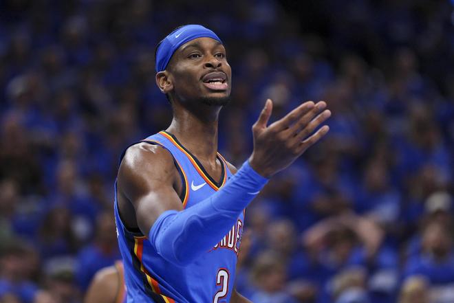 C罗被罚下后，爱尔兰一酒吧盛况：球迷鼓掌庆祝+击掌拥抱