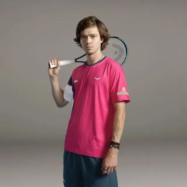 利物浦对施洛特贝克表现出浓厚兴趣，有望在2026年夏天转会，转会费可能达5000万英镑。